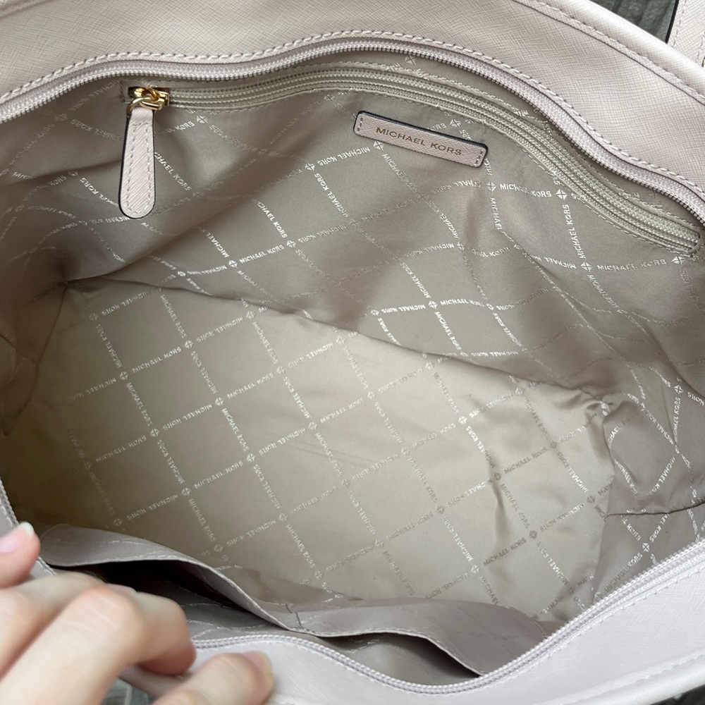 🎉HP!🎉 Michael Kors Large Jet Set Travel Tote in Buff - Picture 8 of 9